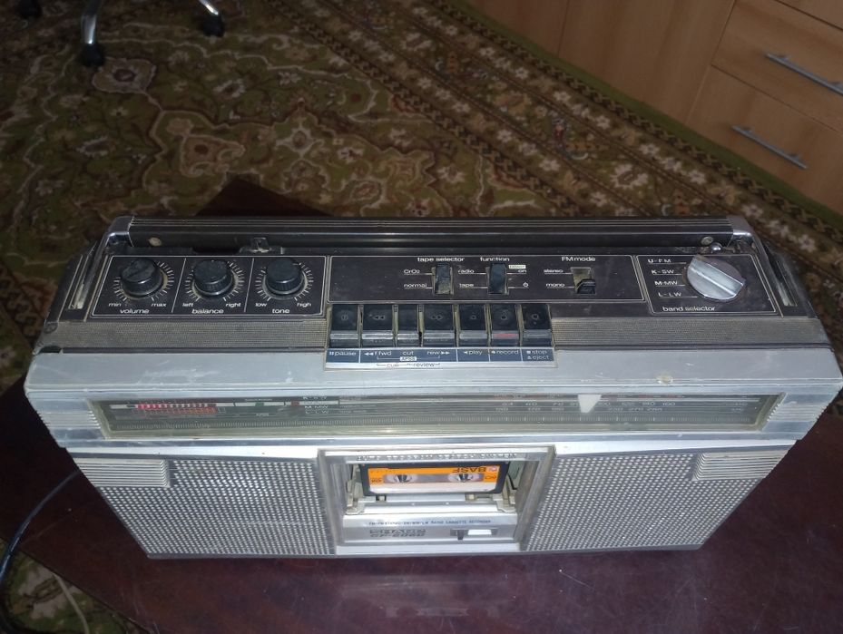 Radiocasetofon Sharp GF6060, funcțional, pentru piese sau radio