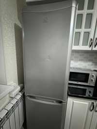 Холодильник, газ.плита, стиральная машинка, стол.