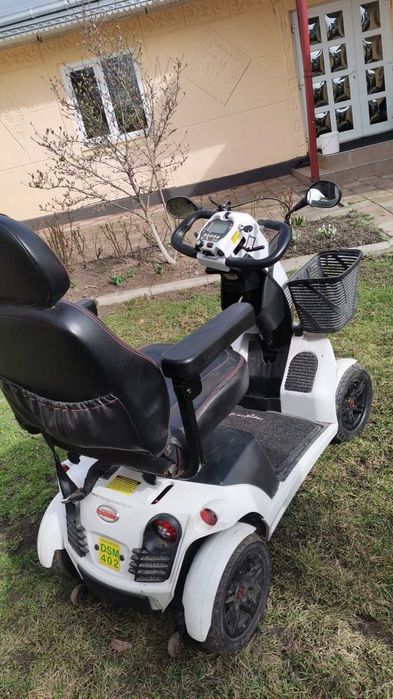 Cărucior electric pentru persoane cu dizabilități motrice