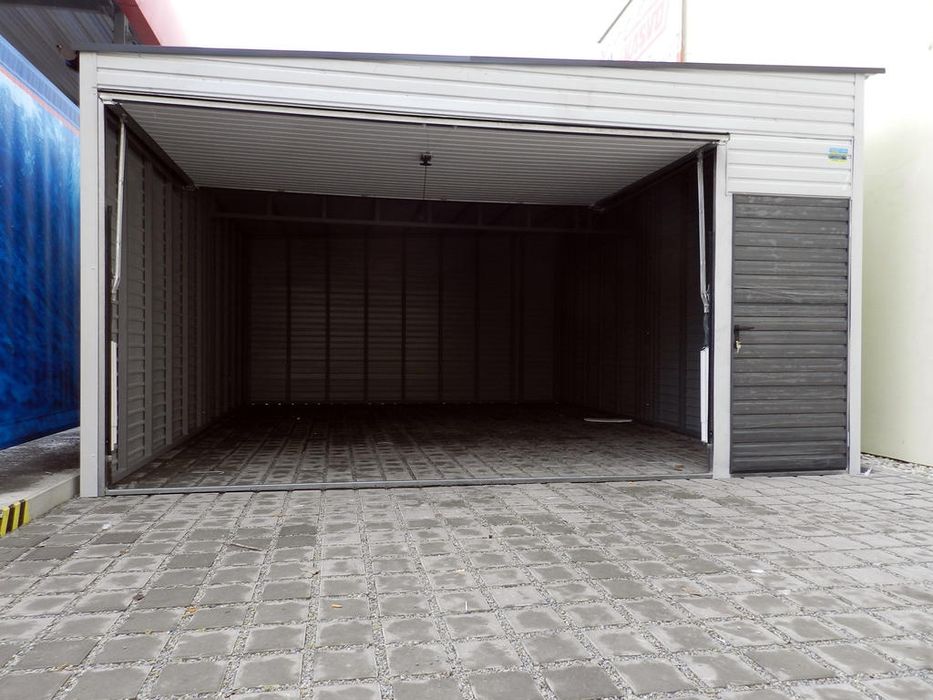 Garaj metalic din panouri sandwich  4.5 x 5.5m