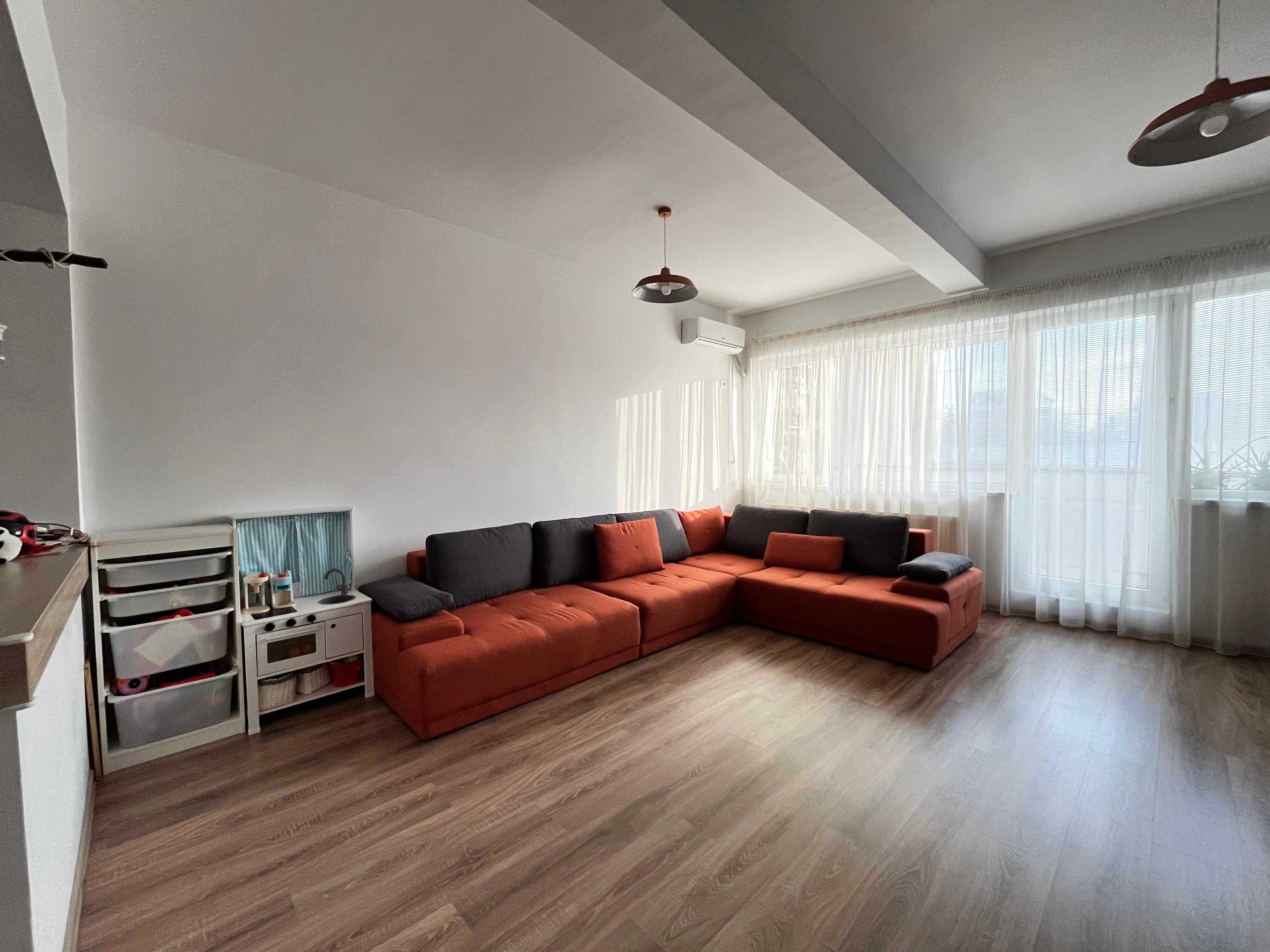 Apartament 3 camere 108 mp si loc parcare zona Doi Cocosi