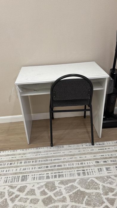 Парта с стульем в