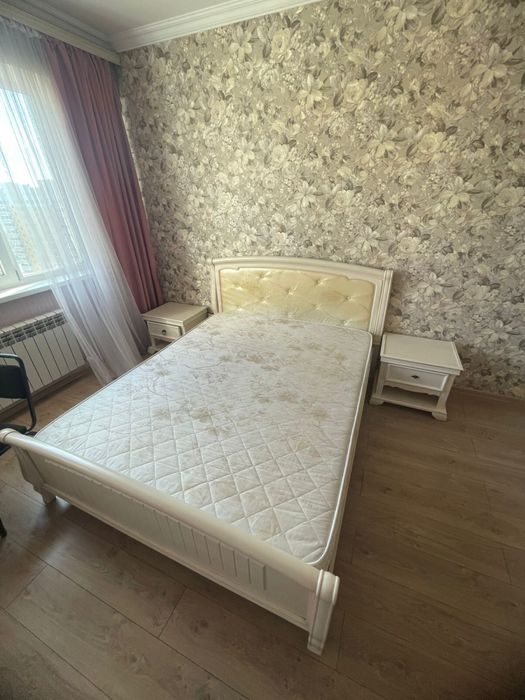 Продам кровать с прикроватными тумбами