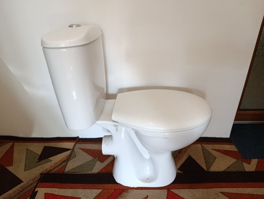 Продавам тоалетна моноблок