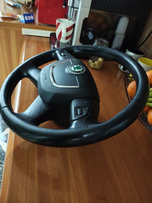 Vând volan de Skoda Octavia 2 an 2012. Comenzi pe volan + airbag