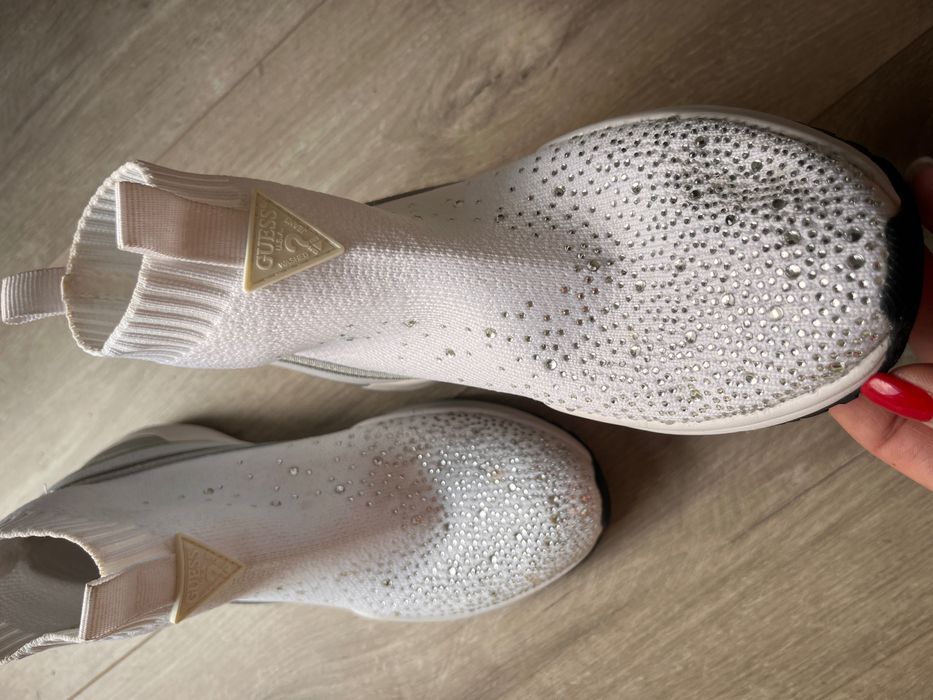 Sneakers guess aproape noi