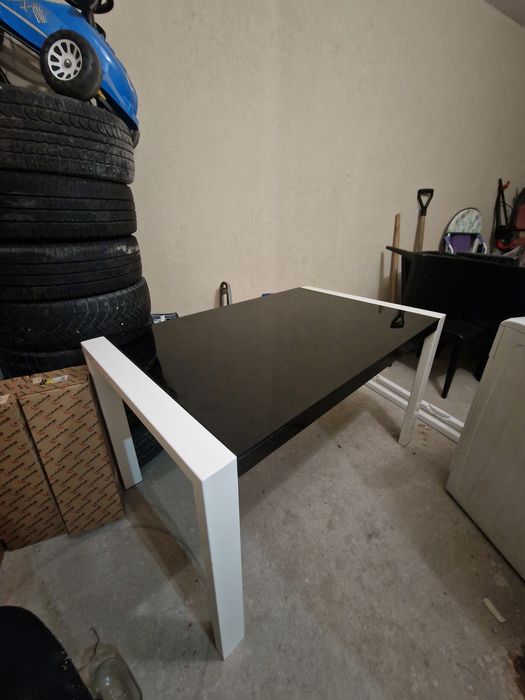 Трапезни столове и маса