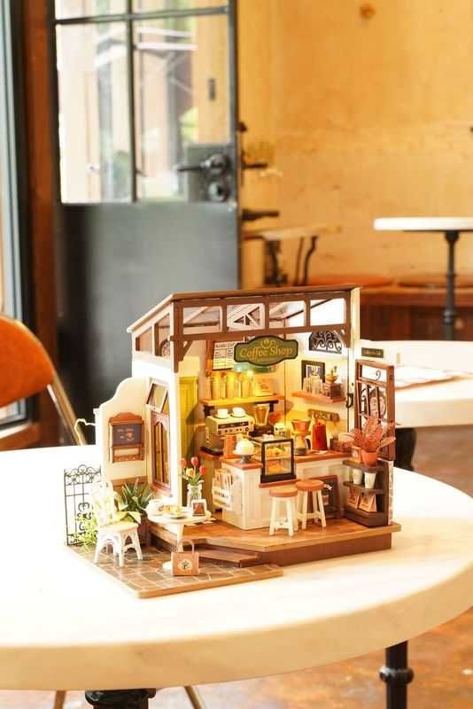 Миниатюрна къщичка: Slow Life Cafe – DIY комплект с LED осветление