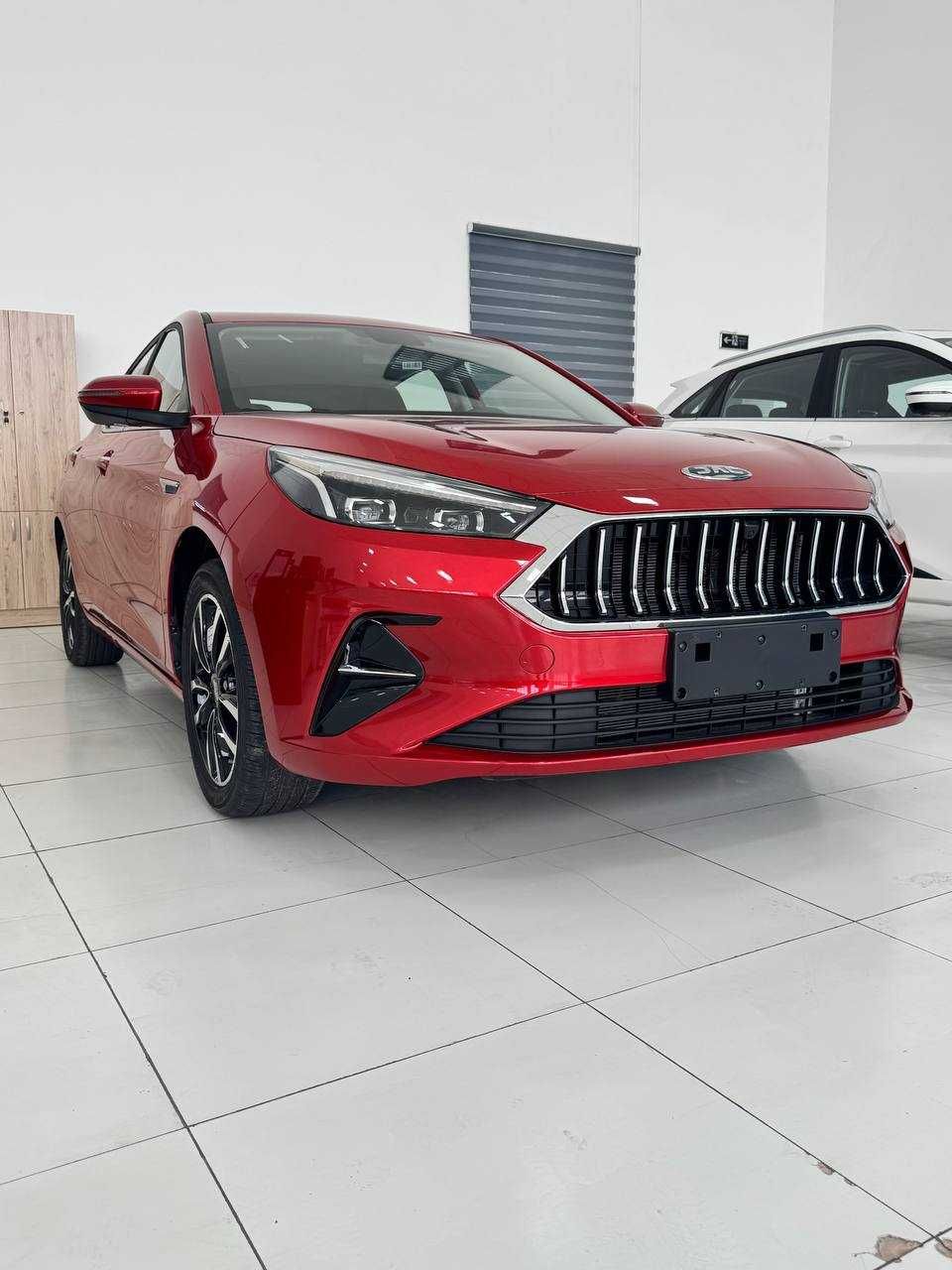 Современный лифтбэк от JAC J7
