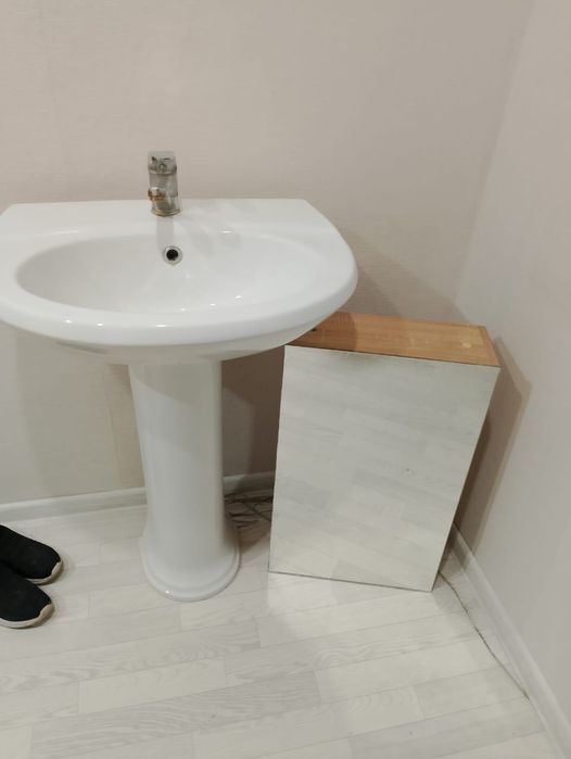 Продам раковину со шкафом (зеркало) и смесителем