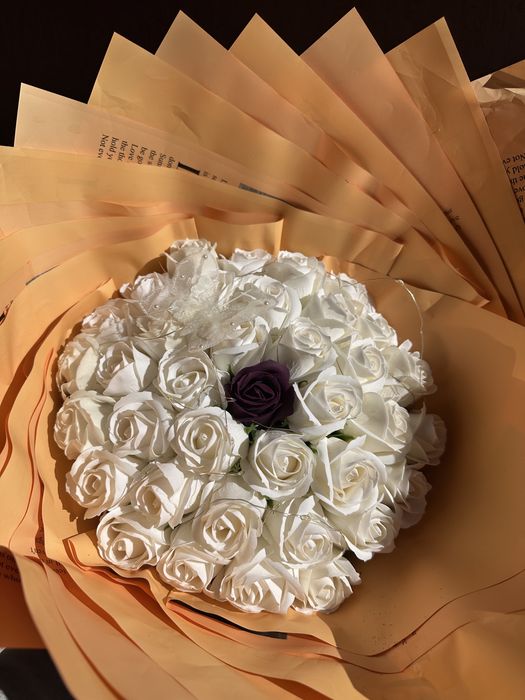 Buchet handmade din flori de hârtie – elegant, alb cu accent mov