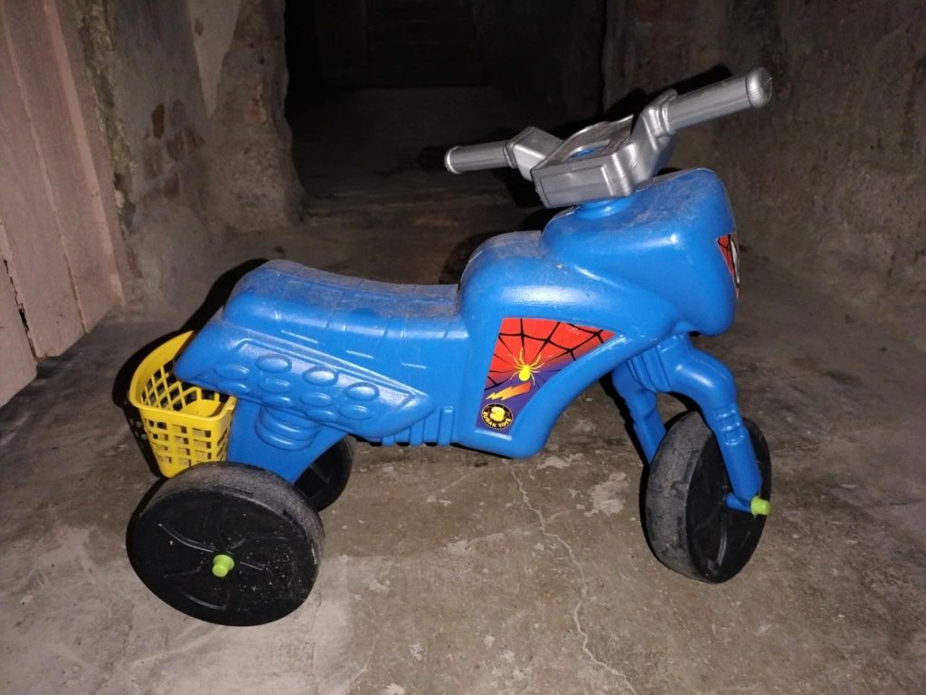 Vând bicicleta,triciclete,trotineta