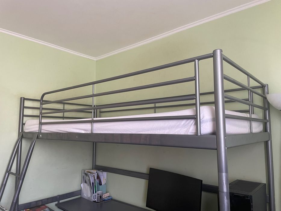 Pat suspendat metalic cu birou si saltea Ikea 90x200 cm