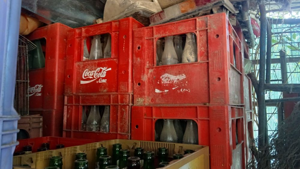 Navete bere cu tot cu sticle. Navete de vin. Navete de suc CocaCola.