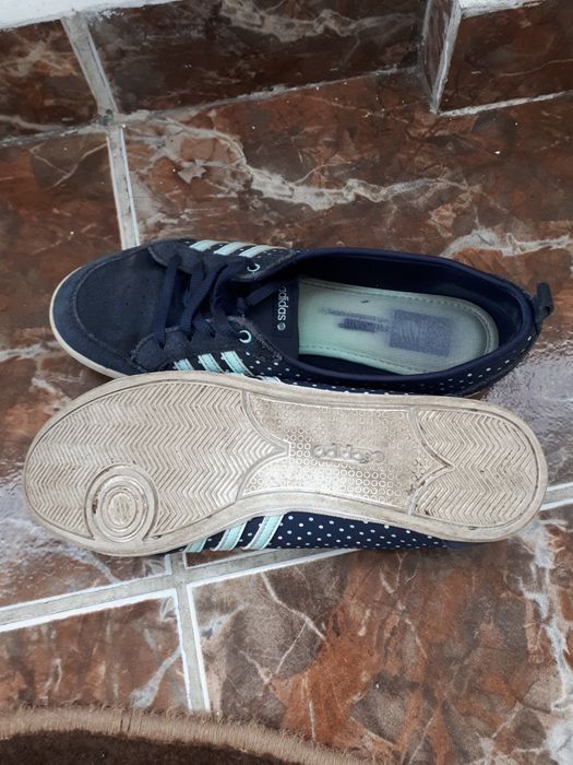 Vând adidasi  adidas nr 40