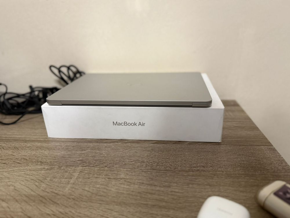 Macbook Air 13 M3 chip, 16GB RAM, 256GB SSD
