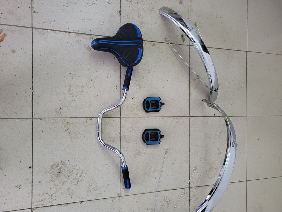 Продаётся новые два крыла,сиденье,руль,две педали.