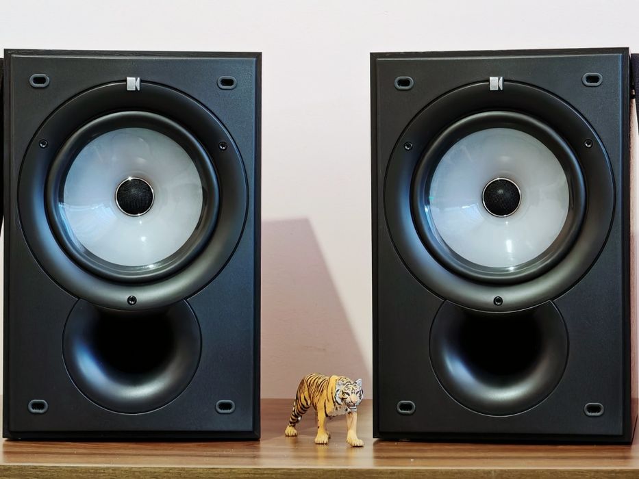 Kef Q15. Boxe raft top. Masive si bogate în detalii. Preț fix !