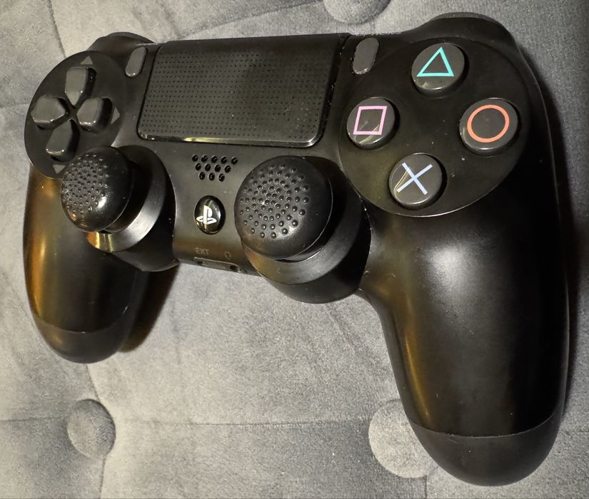 PlayStation 4 Pro 1TB + 2ри God of War контролер