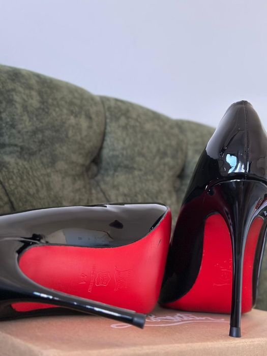 Pantofi Louboutin marime 40 pe Stoc