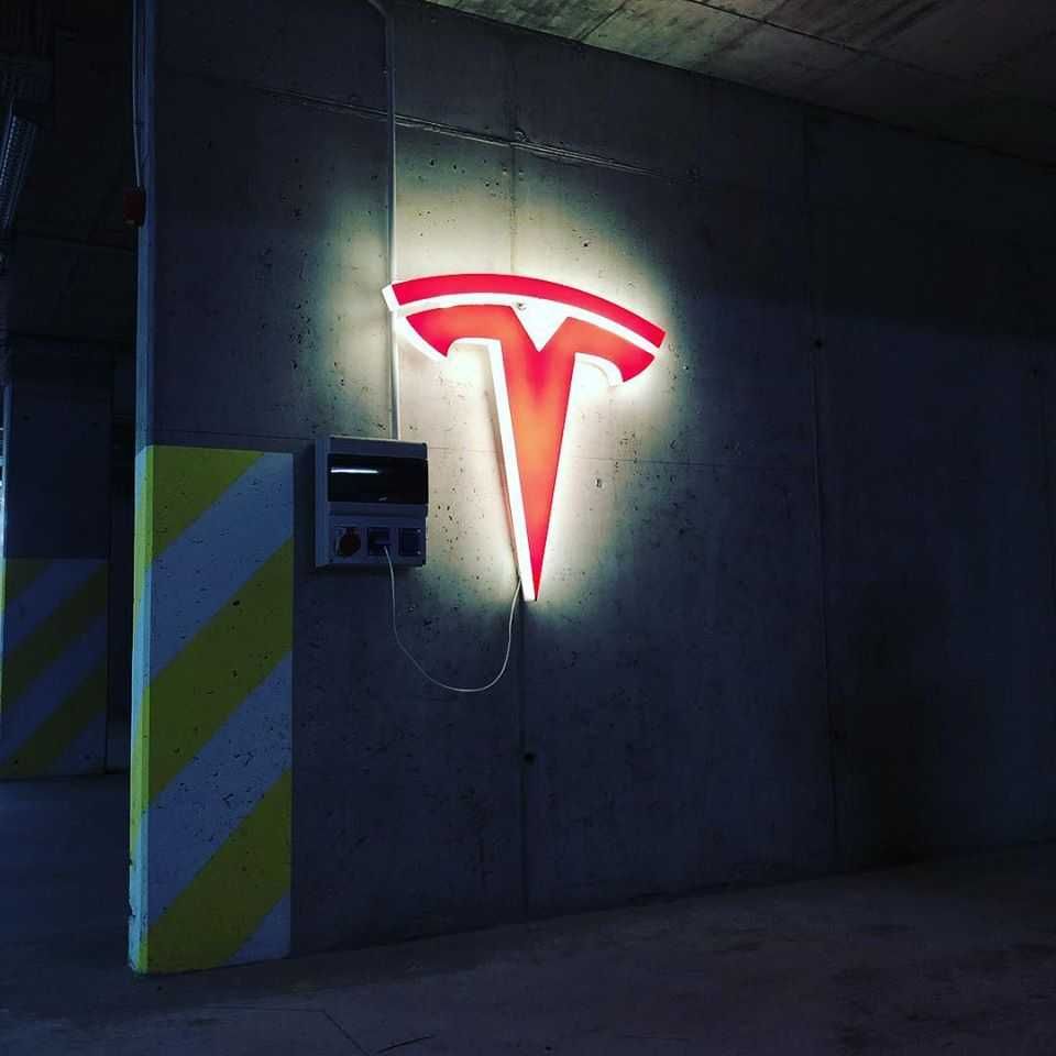 Tesla Logo Smart знак за стена