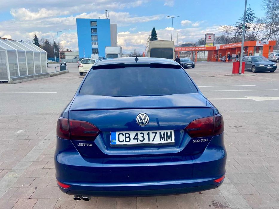 Volkswagen VW Jetta MK6 2.0 TDI | Отлично състояние | R-Line детайли