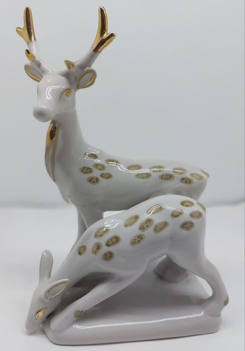 Фарфоровая статуэтка  Пара олений