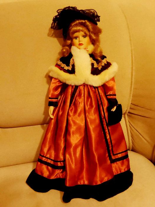 Порцеланова кукла Дамата с чантата