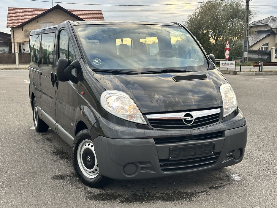 Opel Vivaro 2013 / 9 locuri / 2.0 DCI / Lung / Clima / 2 usi culisante