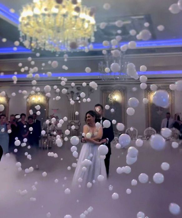 Fum greu și baloane cu fum pentru dansul mirilor