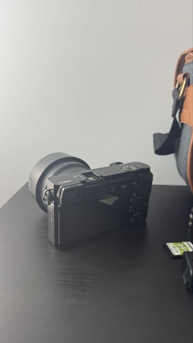 Sony a6000, obiectiv kit și 50mm + accesorii