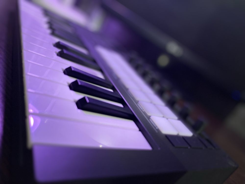 Миди клавиатура Novation launchkey mini 25 mk4