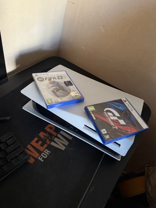 PlayStation 5 + две игри ( Grand Torismo 7 , FIFA 23