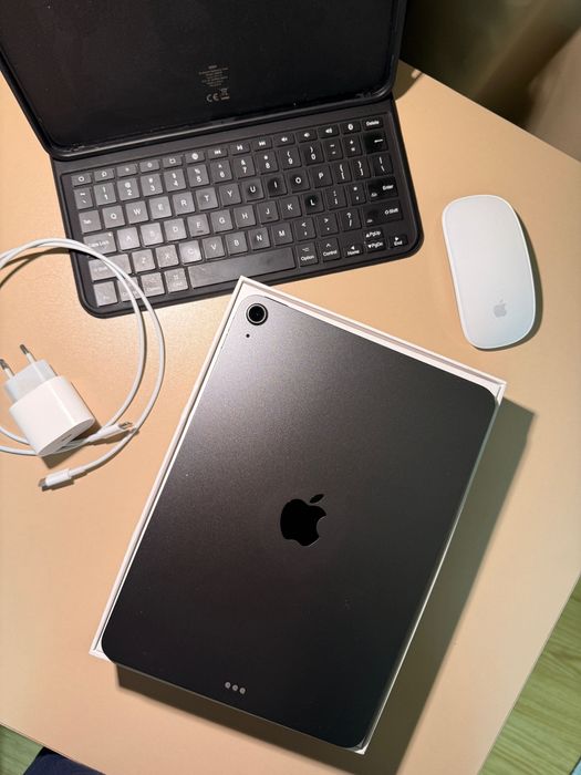 iPad Air (5th Generation) Wi-Fi 64GB Space Gray + husă + tastatura