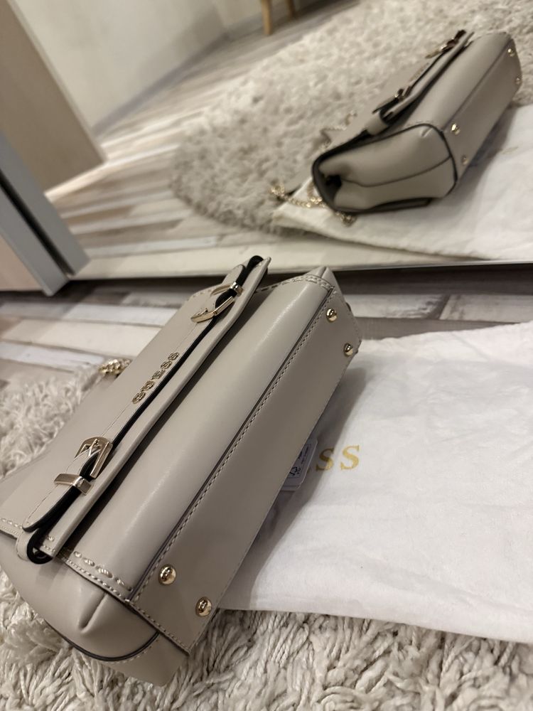 НОВА Дамска чанта Guess