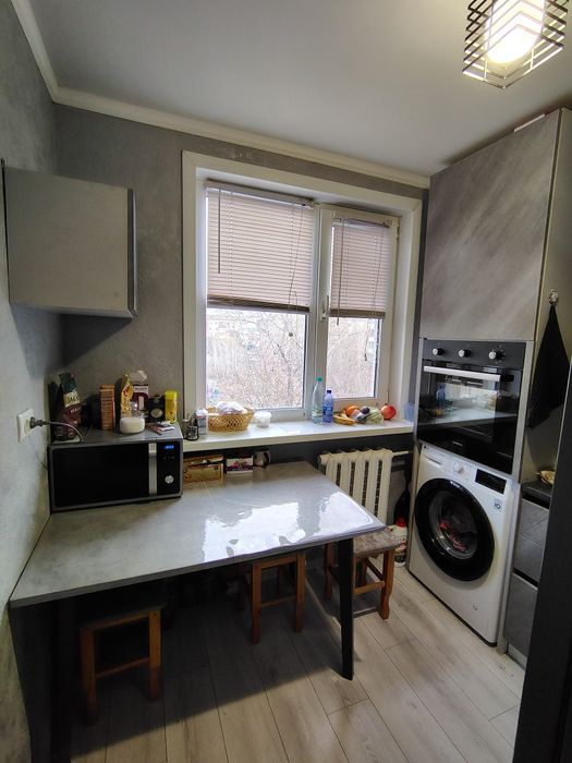 Продам 3 комнатную квартиру,, 4 этаж, маг. Караван.