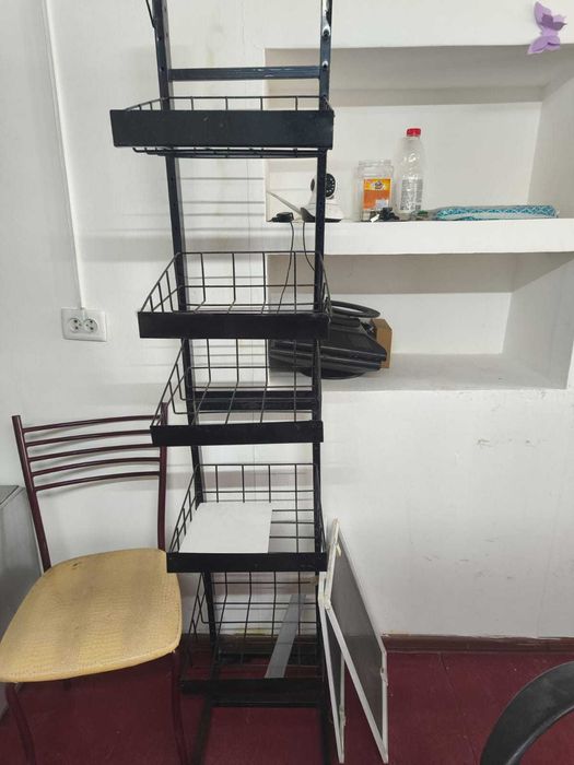 Продается стол офисный и стеллаж для чипсов, витрина для магазина