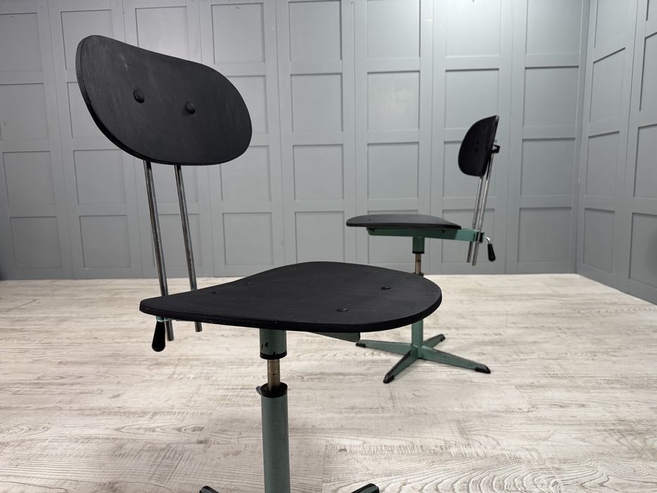Винтидж индустриални работни столове Р460