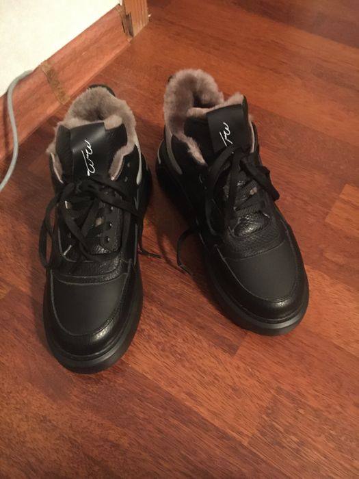 Продам зимние кроссовки