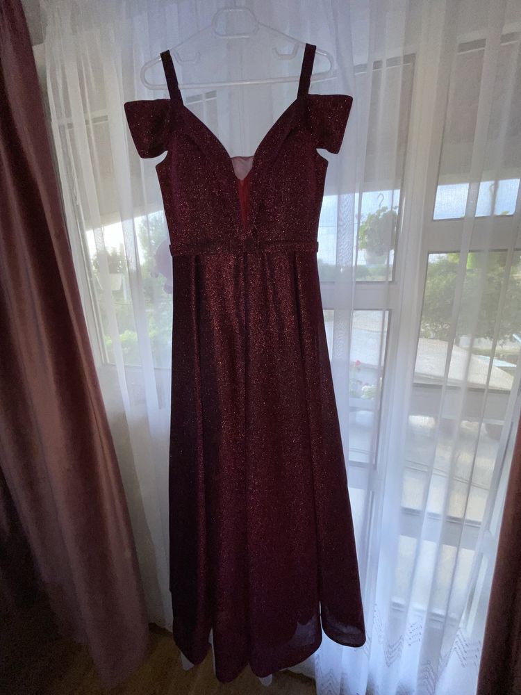 Vand rochie de seara,lunga,in stare buna.
