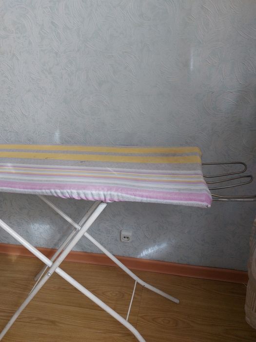 Гладиль доска, стул черный  и  кресло синее
