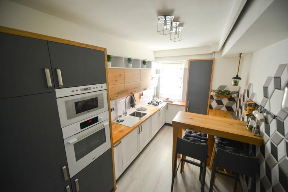 Ofer spre inchiriere Apartament 3 Camere Shopping Plaza zona Pța. Mare