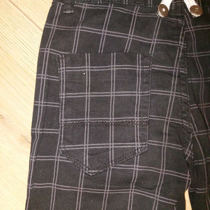 Pantaloni cu bretelele detașabile