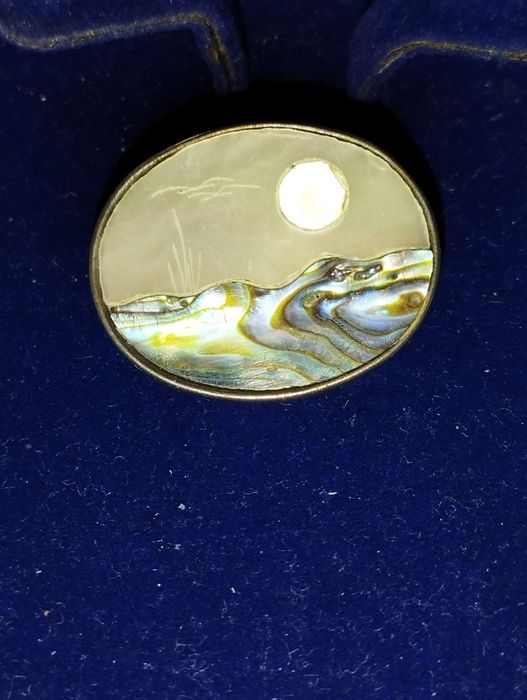 Broșă din sidef eleganta