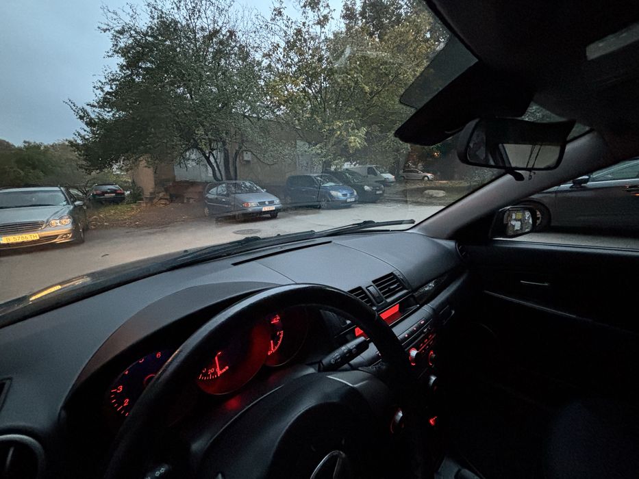 Мазда 3 1.6 добро състояни