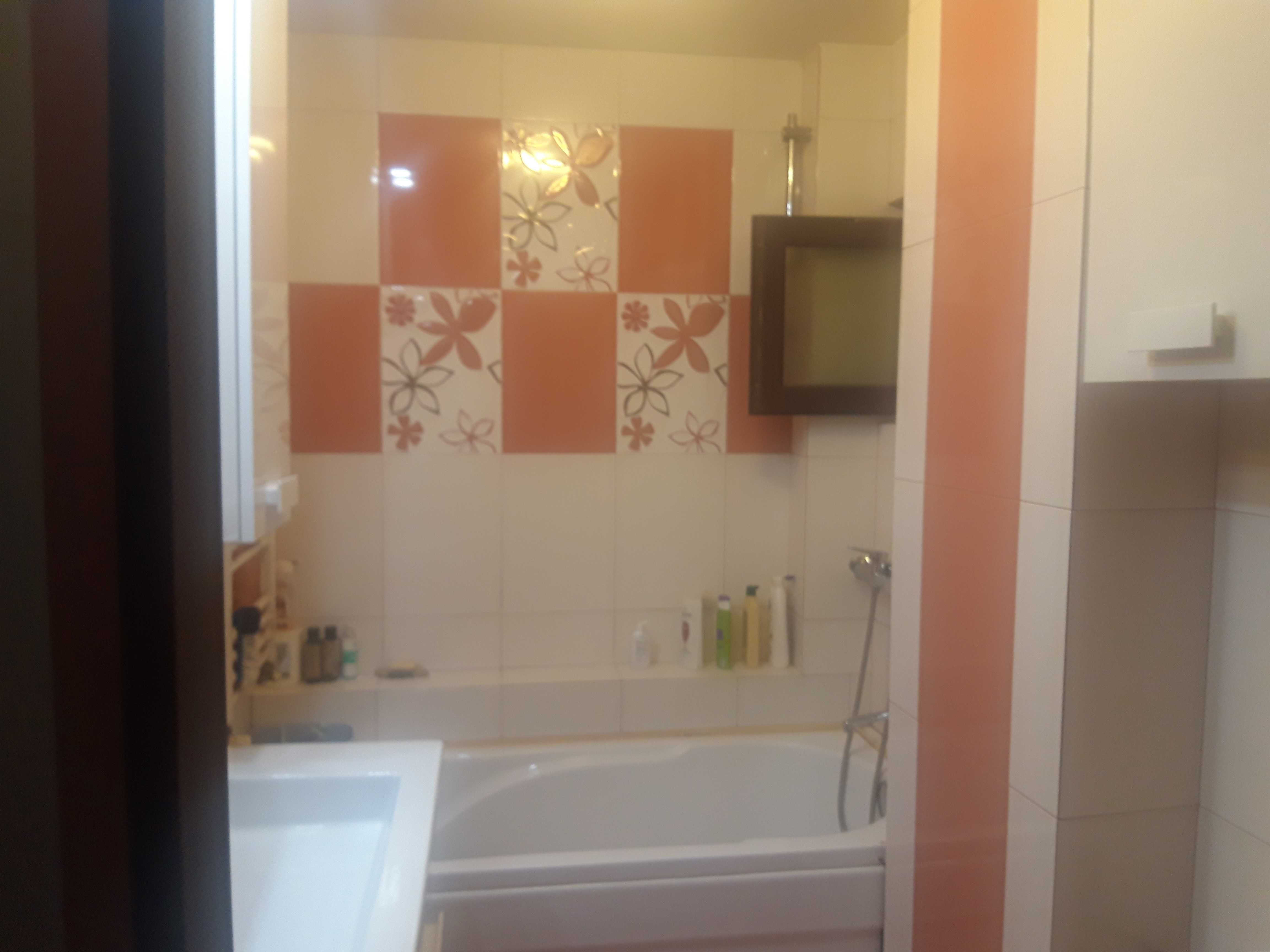 Apartament cu 3 camere, centru, etaj 1