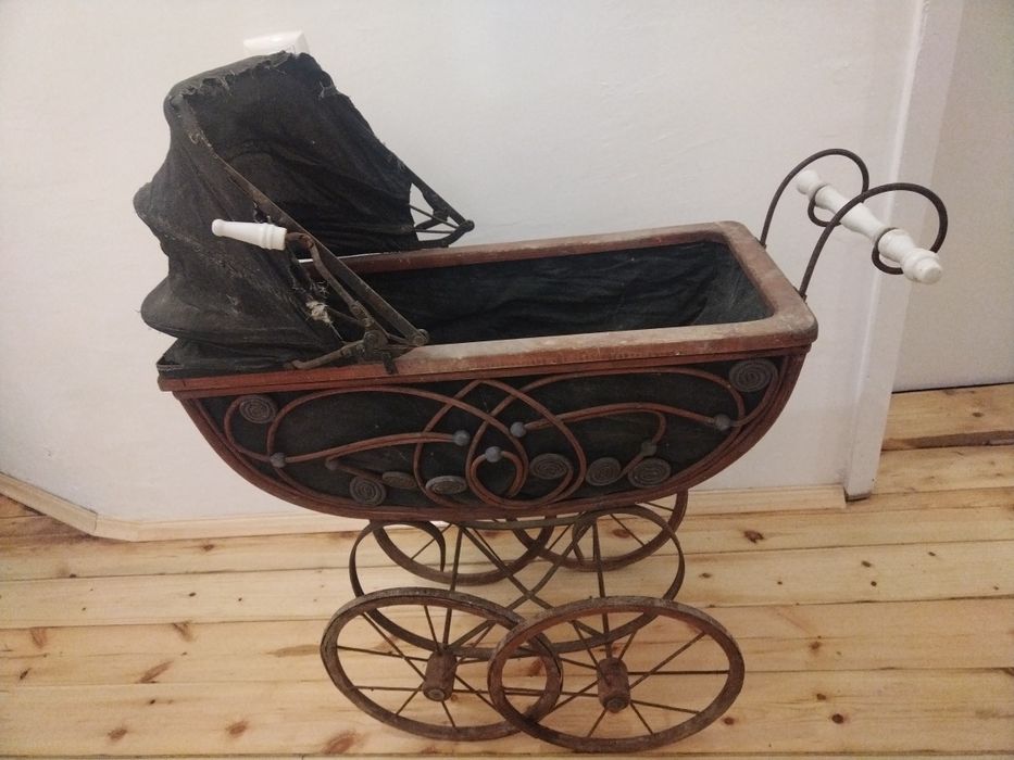 Винтидж ретро количка за кукли Викториански стил 
Викториански стил
Ръ