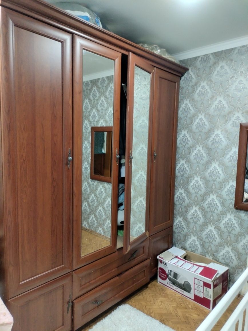Продам двухспальную кровать+ шифонер