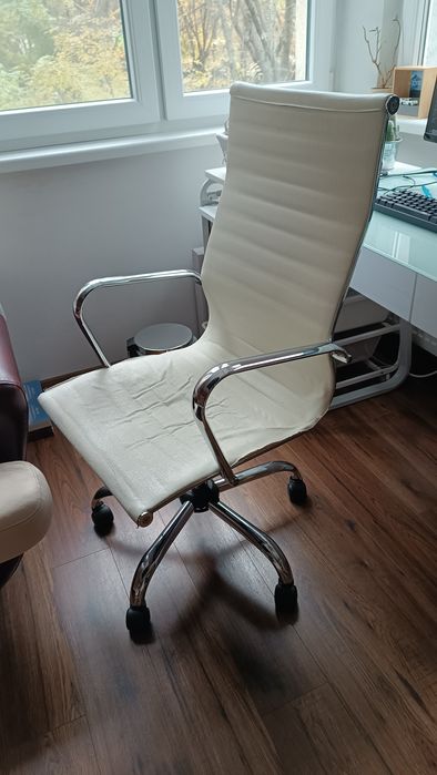 Бял офис стол за бюро с падащ механизъм