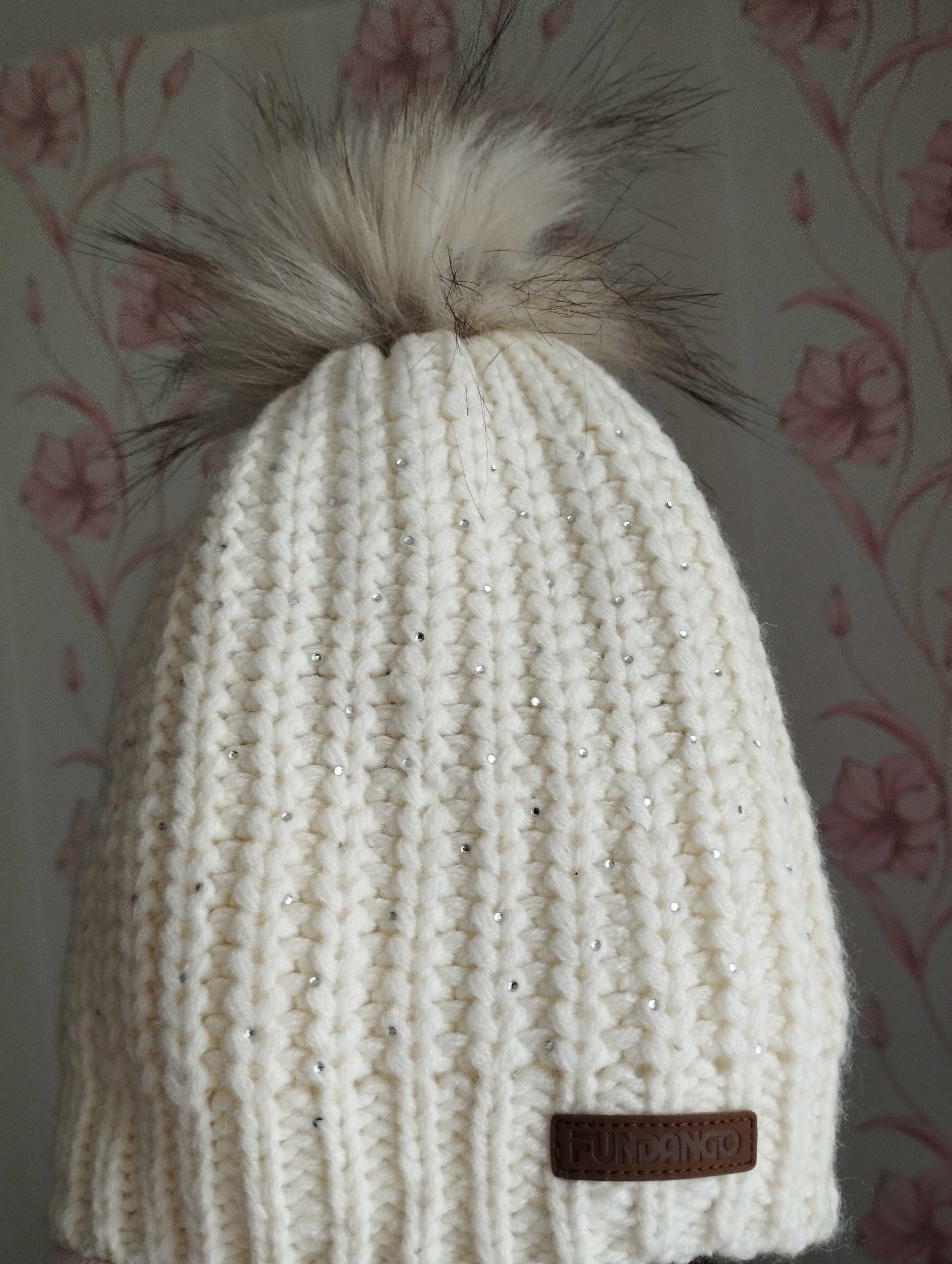 Зимна шапка, бяла, с подплата полар